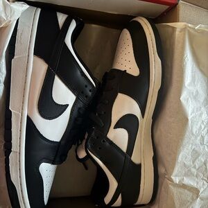 Nike Men's Black and White Low-Top Sneakers